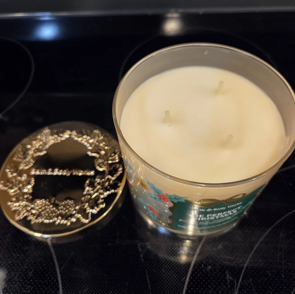 Bath & Body Works "The Perfect Christmas" Candle 14.5oz - Picture 5 of 10